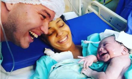 VIRAL PHOTO OF NEWBORN BABY AS SHE SMILES THE INSTANT SHE HEARS DAD’S VOICE
