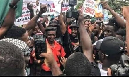 #EndSARS: Protesters celebrate Calabar’s No. 1 Traffic Warden for his hard work and dedication
