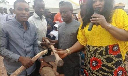 Cross River Council Chairman empowers farmers with a Tuber of Yam